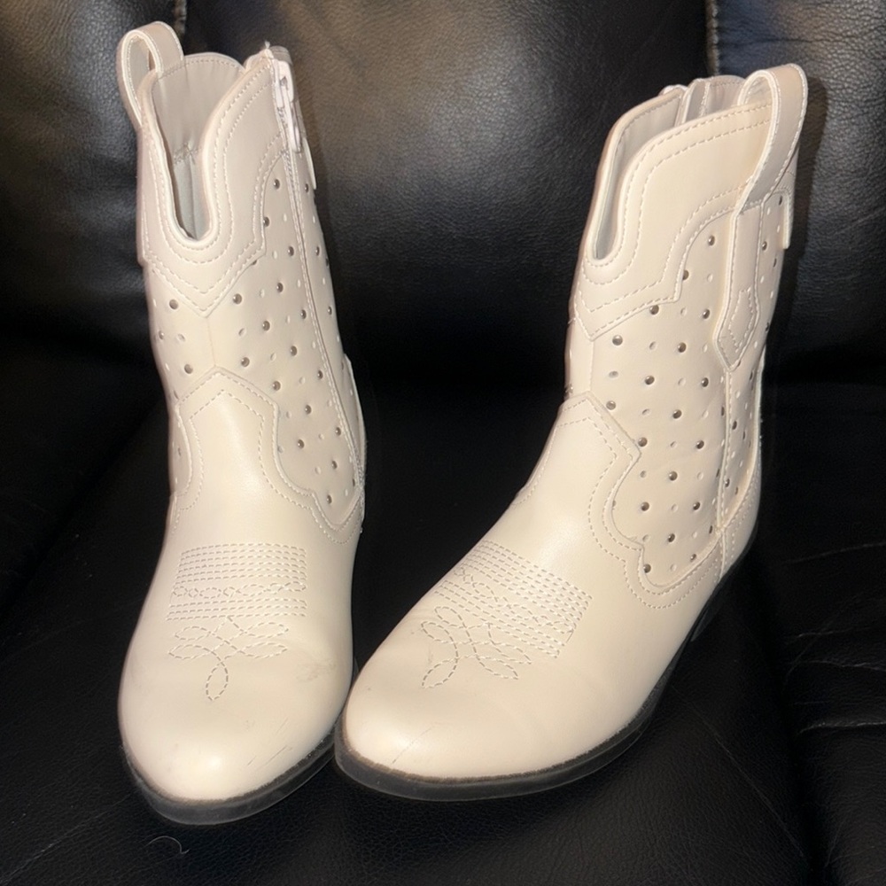 Art Class Cream Boots with Timeless Design